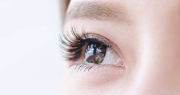 close up of beauty asia woman eye mitos sobre la salud visual