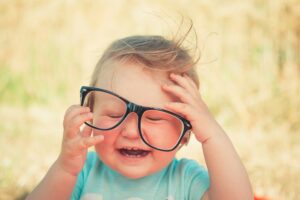 bebé con gafas